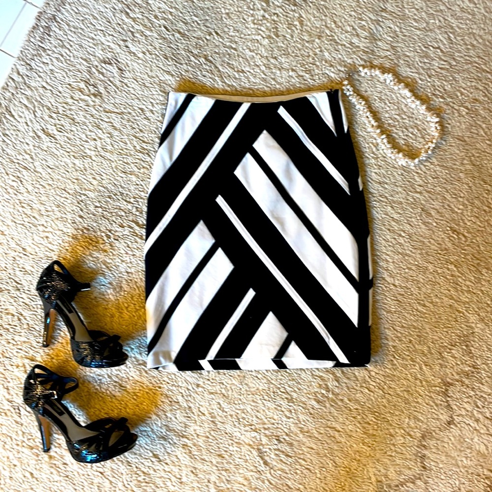 SOLD! White House Black Market B&W Pencil Stretch Skirt